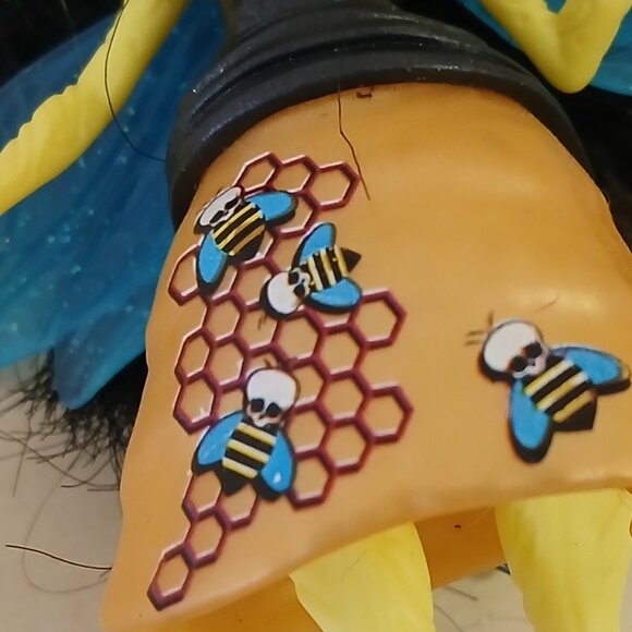 Monster High Garden Ghouls Winged Critters Beetrice Doll with bee charm - Picture 2 of 6